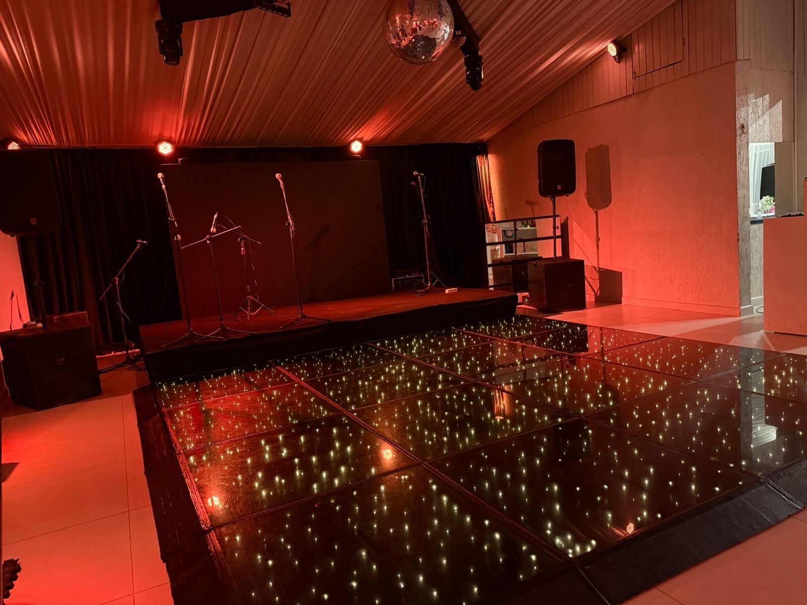 Pista de LED e palco prontos para a festa