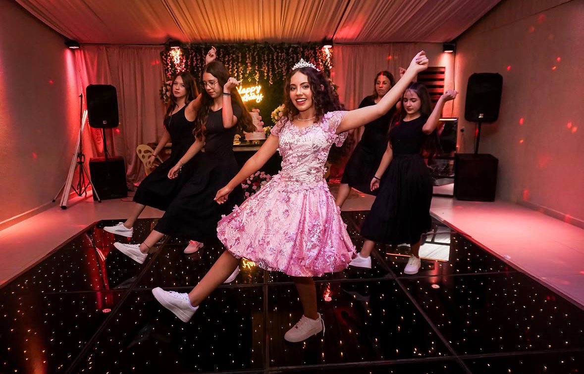 Debutante dançando na pista de LED