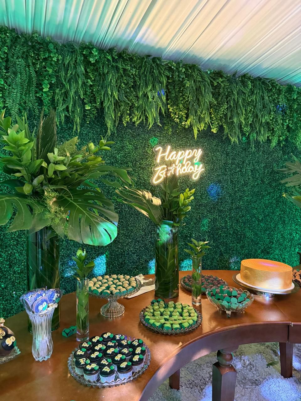 Mesa de doces com decoração verde e dourada