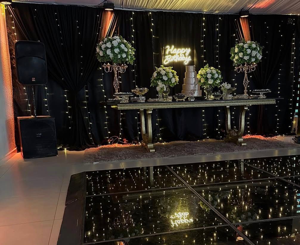 Mesa do bolo de 15 anos com iluminação cênica e pista de LED