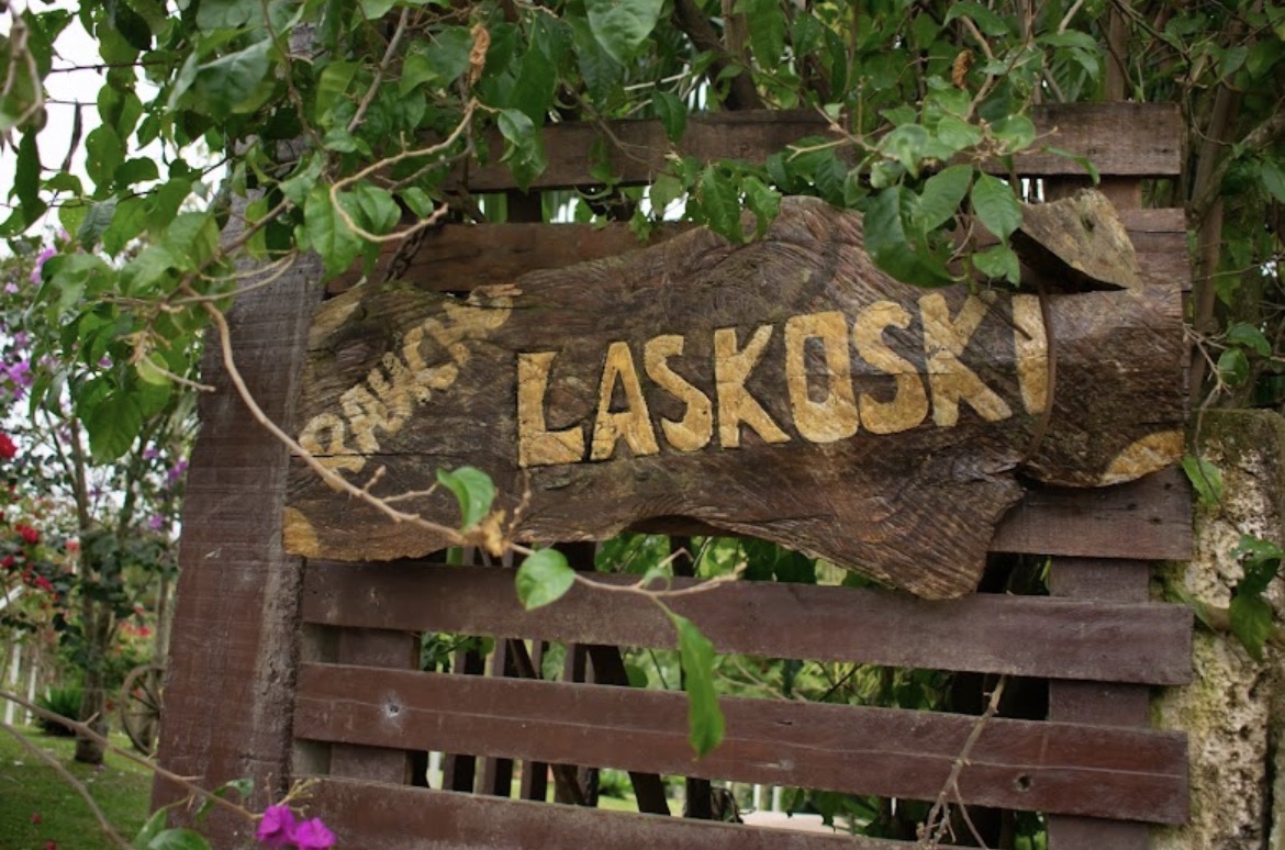 Placa rústica Laskoski entre a vegetação