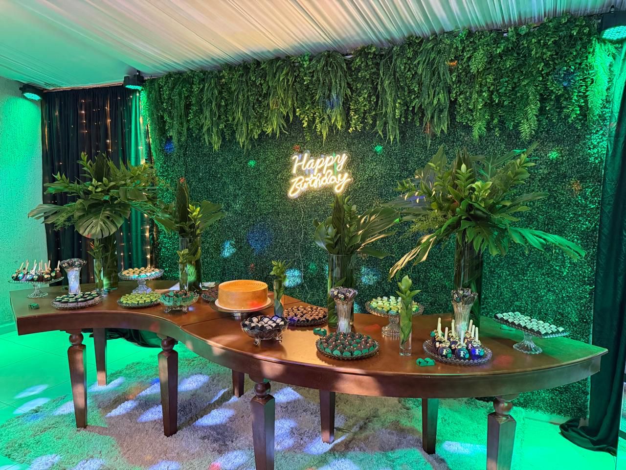 Mesa de doces com decoração tropical